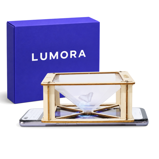 Proyector holográfico LUMORA sobre un móvil, junto a su caja